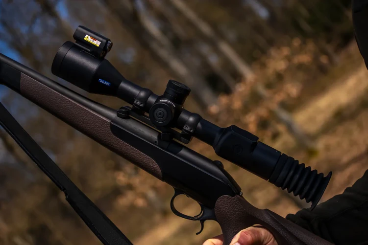 PARD Night Stalker 4K 2.0 70 mm LRF + moduł iluminator podczerwieni 940 nm
