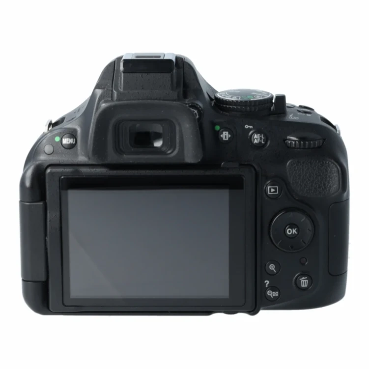 NIKON D5200 + AF-S DX 18-55 F3.5-5.6G VR II