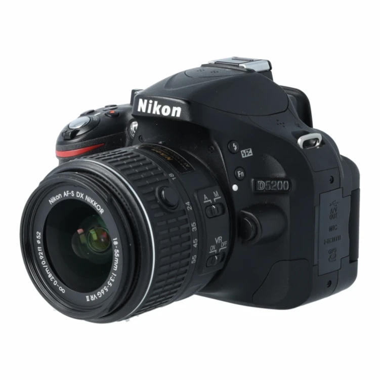 NIKON D5200 + AF-S DX 18-55 F3.5-5.6G VR II