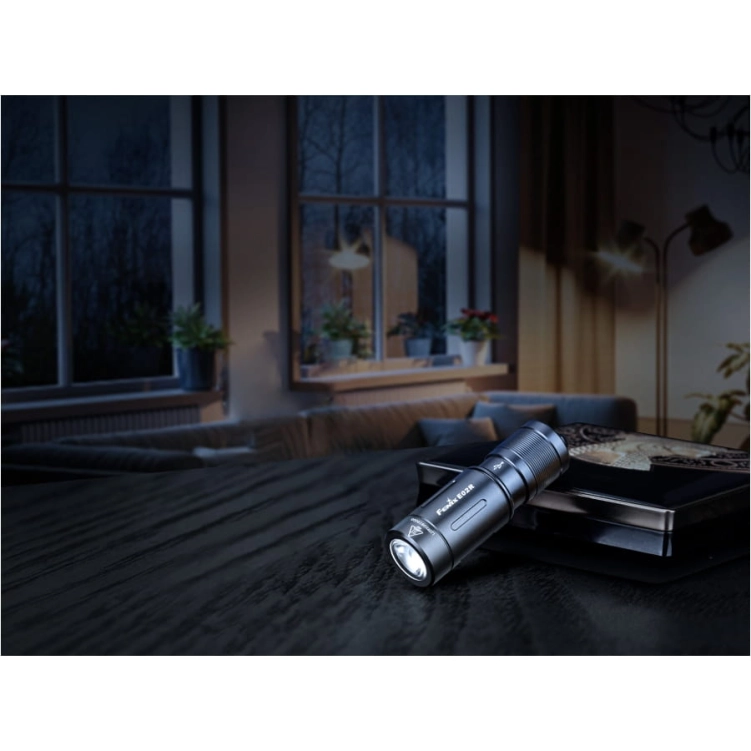 Latarka Fenix E02R czarna