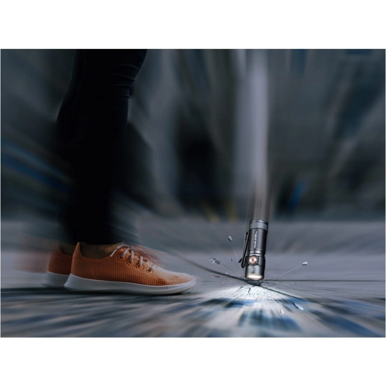 Latarka Fenix E18R V2