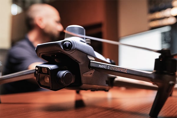 Zbliżenie na drona Dron DJI Mavic 3 Thermal Advanced C1