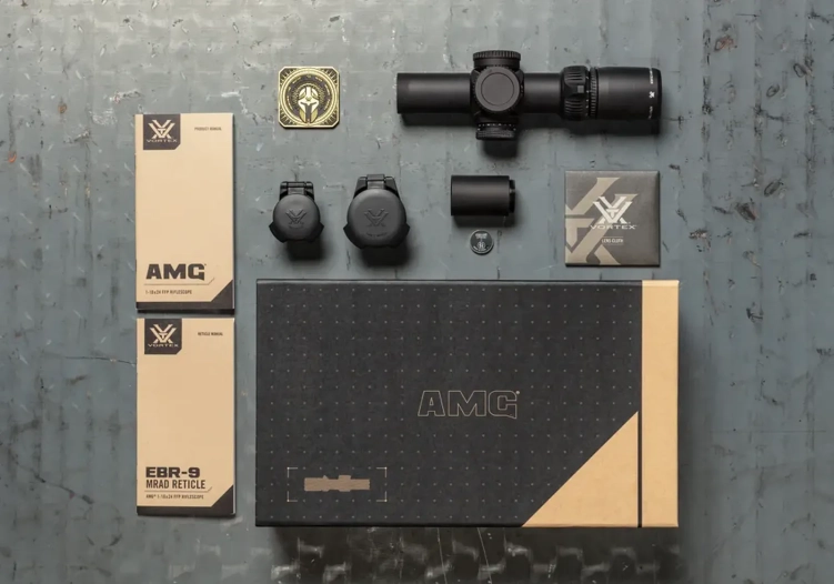 Vortex AMG 1-10x24 FFP 34 mm EBR-9 MRAD co znajduje się w pudełku