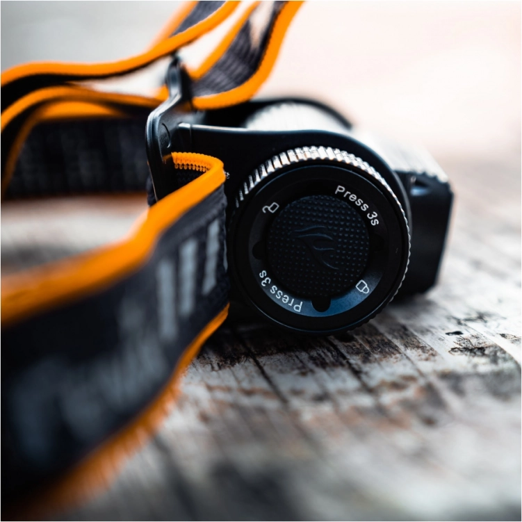 latarka-czolowa-fenix-hm70r