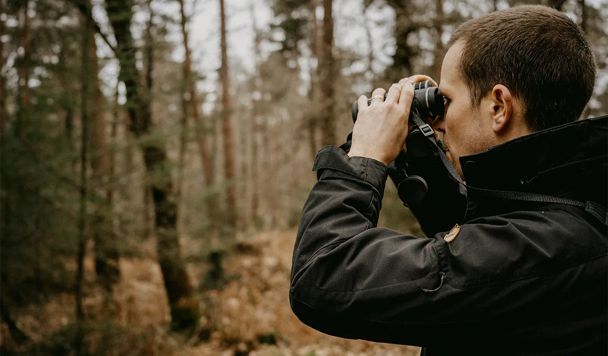 Lornetka ornitologiczna w lesie