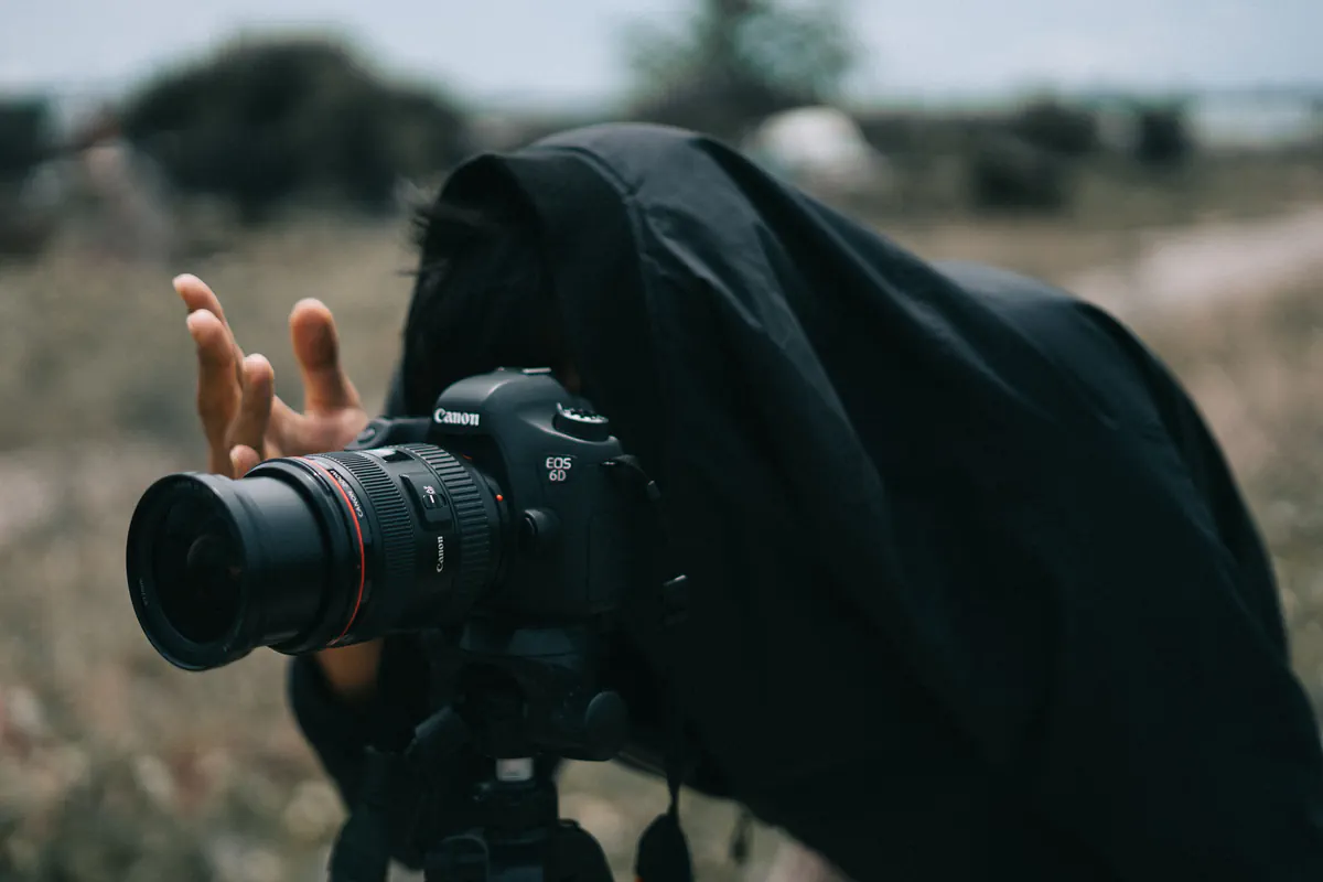 Fotograf robiący zdjęcia na pustyni