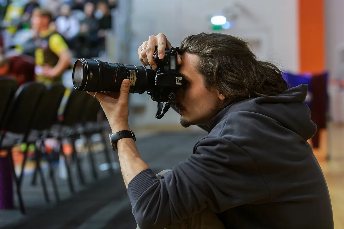 Fotograf robiący zdjęcia na wydarzeniu sportowym