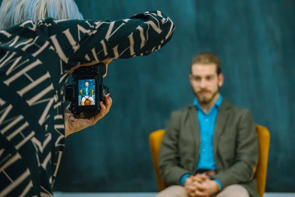 Fotografka portretowa robiąca zdjęcie mężczyźnie