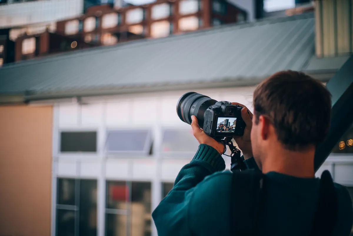 Fotograf robiący zdjęcia budynkom