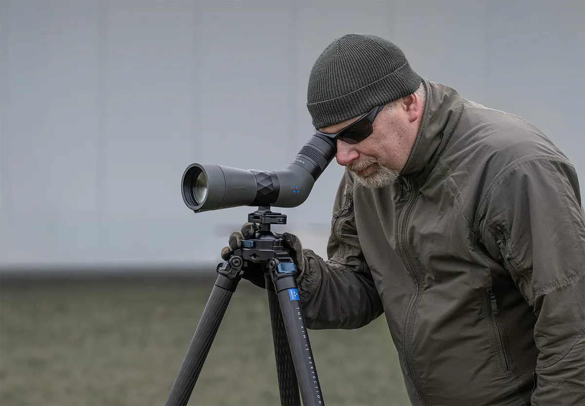 Mężczyzna spoglądający przez lunete delta optical