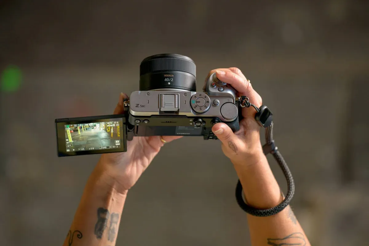 Nikon z5 IIC trzymany w dłoniach