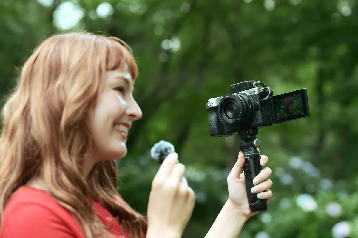 Nikon Z5 IIC używany do nagrywania vloga na statywie