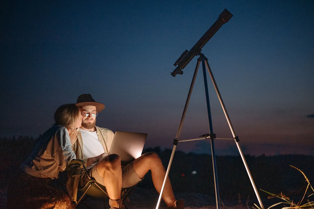 Obserwacja nocnego nieba przez teleskop