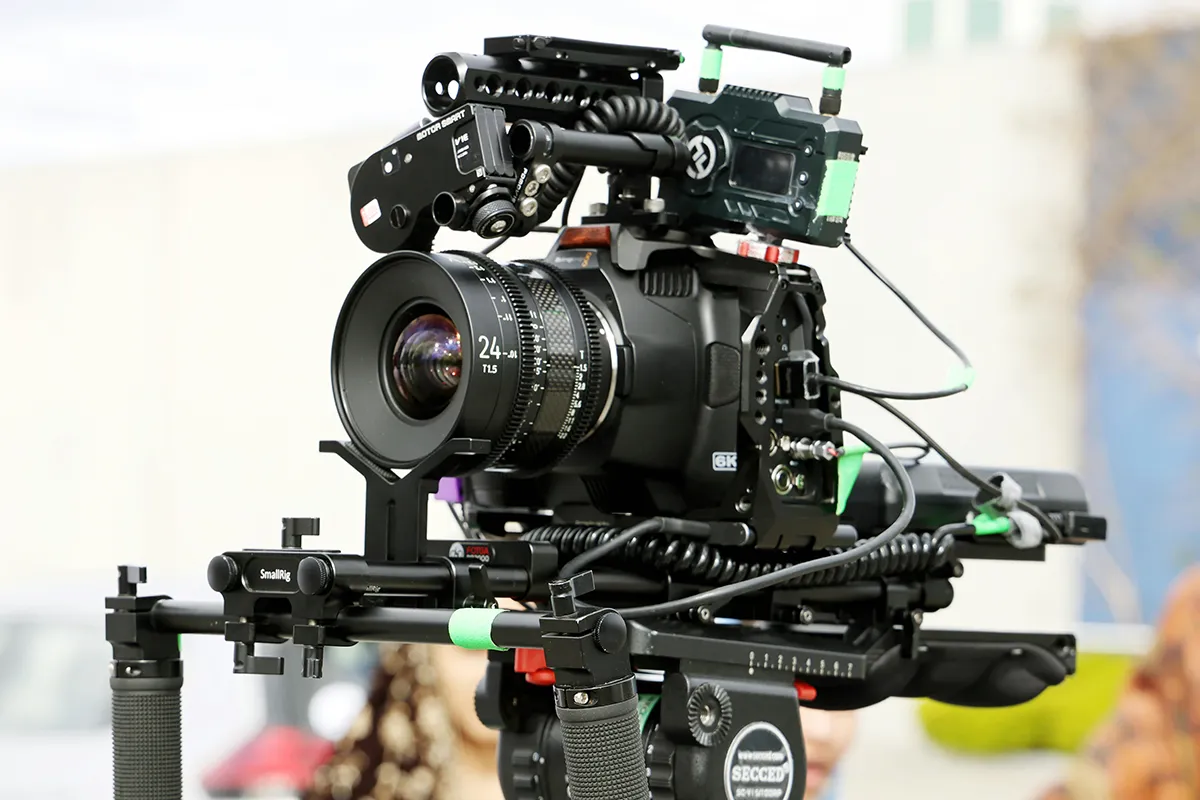 Rig filmowy z obiektywem i akcesoriami do filmowania