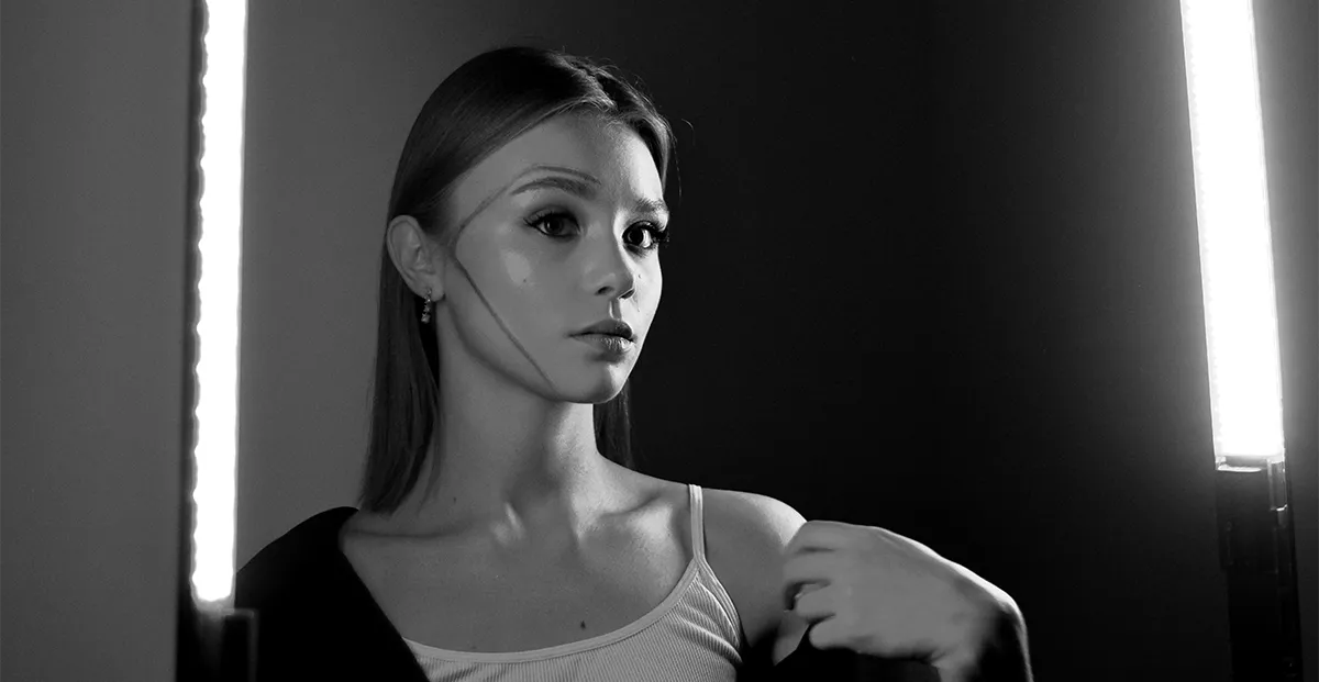 Sesja portretowa w studio fotograficznym z lampami LED