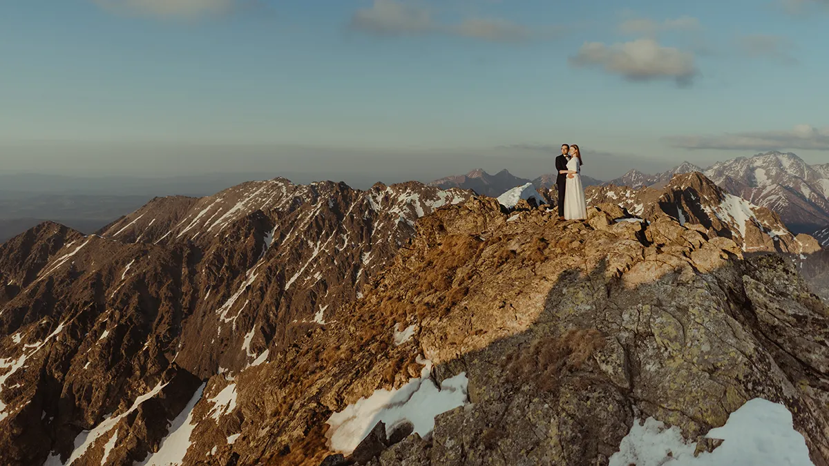 Sesja ślubna Tatry na szczycie Świnica zrobiona aparatem Sony oraz obiektywem Sony FE