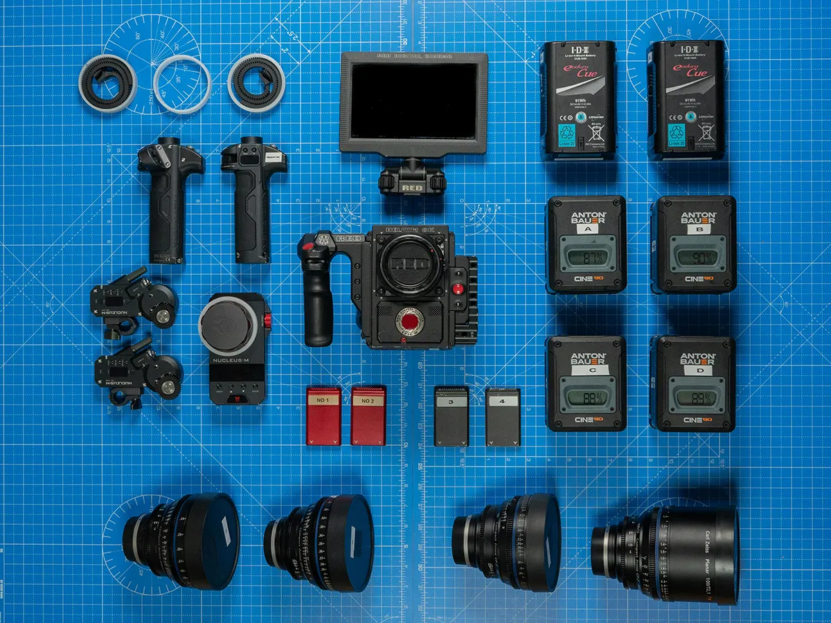 Zestaw sprzętu filmowego z obiektywami i filtrami ND